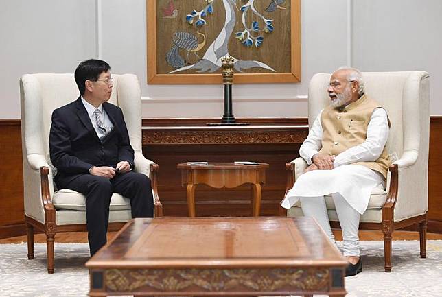 印度總理莫迪（右）與劉揚偉（左）見面。（翻攝Narendra Modi推特）