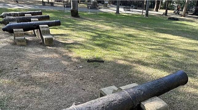 嘉義公園登錄古物「清朝古砲」完成清潔維護。（記者湯朝村攝）