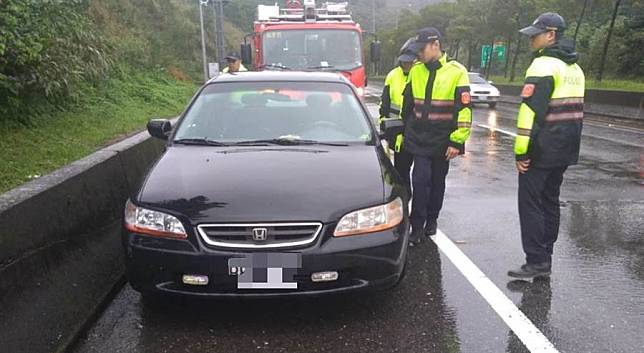 交警遲未到班車留快速道路   警消定位協尋中