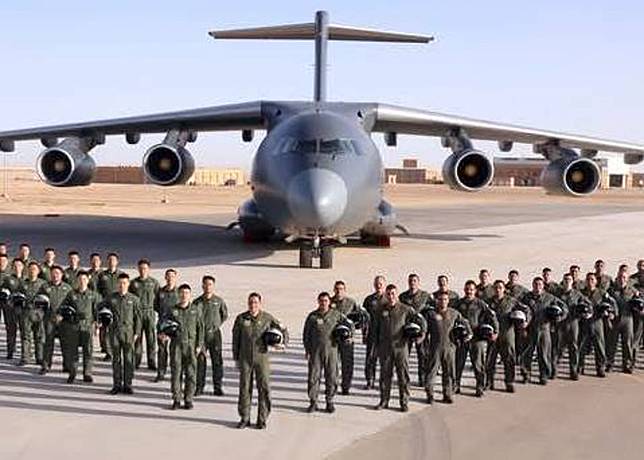 中國空軍參演，圖片後方可見運20運輸機。