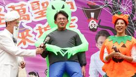 民眾黨主席黃國昌出席搞怪萬聖節民眾來搗蛋活動。廖瑞祥攝