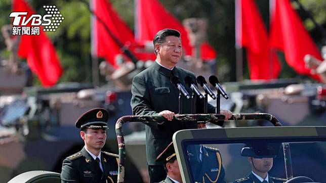 大陸國家主席習近平2017年訪問香港時，同時也校閱了駐港部隊。（圖/達志影像美聯社）