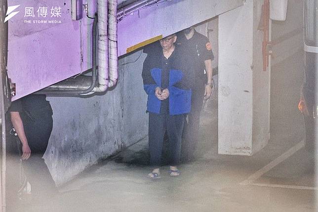 台北地方法院8日開庭審理前台北市長柯文哲涉貪污案，圖為柯文哲出庭。（柯承惠攝）