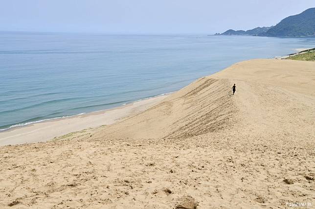 
<p>被稱作日本撒哈拉的鳥取鳥取砂丘，最著名的就是這款「馬背」。爬上最高的砂丘「馬之背」，更可以360度全景的方式瞭望海岸線與砂丘的絕美線條，也能發現處於如此場景中的人們如此渺小，彷彿一陣風沙吹來便能將人湮沒。</p><p>
</p><p>
<b>鳥取砂丘</b></p><p>
地址：鳥取県鳥取市福ベチョ湯山2164-661</p><p>
<a href=