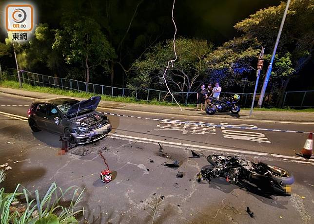 私家車右前轆及車頭位置遺下兩攤血漬及涉事電單車。(沈厚錚攝)