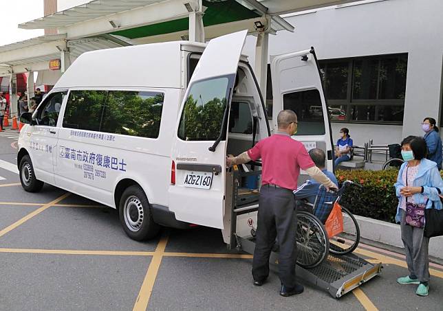 台南市復康巴士接送行動不便長者施打疫苗。 （記者陳治交攝）