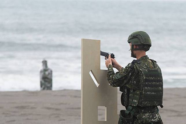 軍方人士證實，近期已依照專長將T75K3手槍，納入1 年期義務役男建制武器，圖為18日在林口中福海灘射 擊手槍的義務役二兵。 中央社記者游凱翔攝 113年6月23日