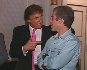 圖為川普(左)與艾普斯坦，於1992年一場派對的歷史畫面。(翻攝自MSNBC)