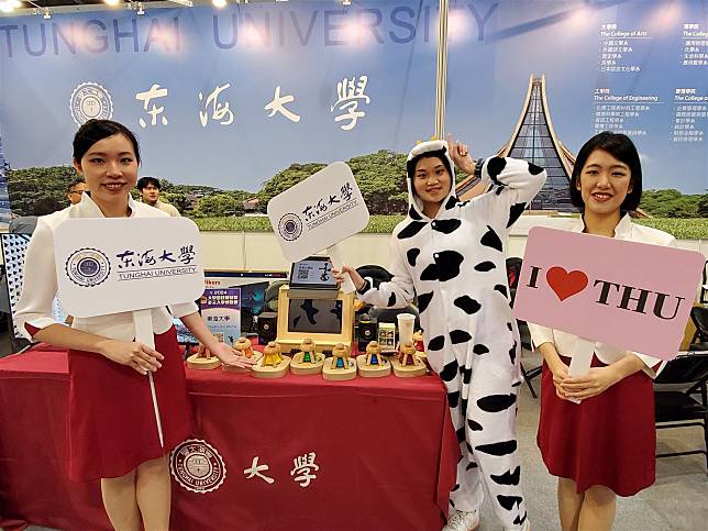 東海大學招生大隊成員身穿「乳牛裝」招攬學生。（記者黃朝琴攝）
