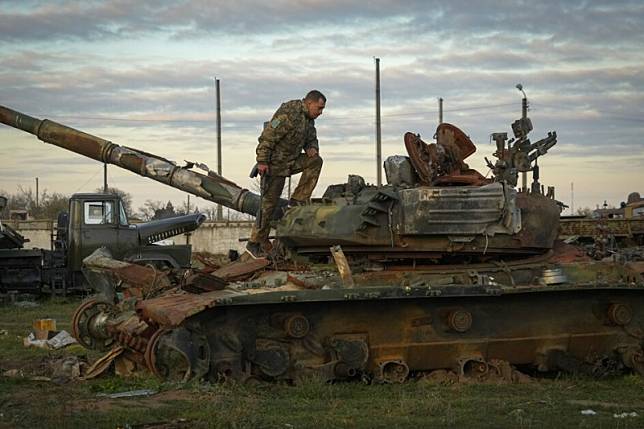 2022年11月，一名烏克蘭士兵正在查看遭到擊毀的俄軍戰車。（美聯社）