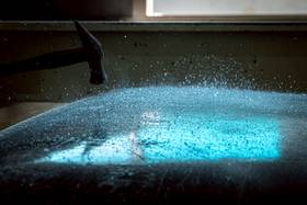 光電有7成的重量是玻璃，目前回收業者多會以破碎、刨除的方式分離玻璃，再送入磚窯廠或玻璃廠回收，作為磁磚、地磚、水泥磚的原料。（攝影／謝佩穎）