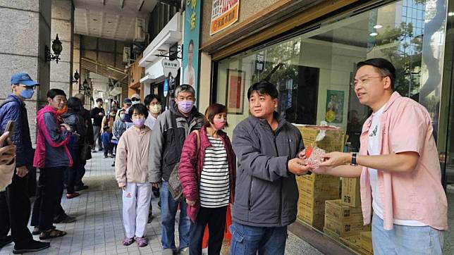 黃文益(右一)親自在服務處發送賴清德總統及陳其邁市長一元福袋。 圖：民進黨高雄市黨部／提供