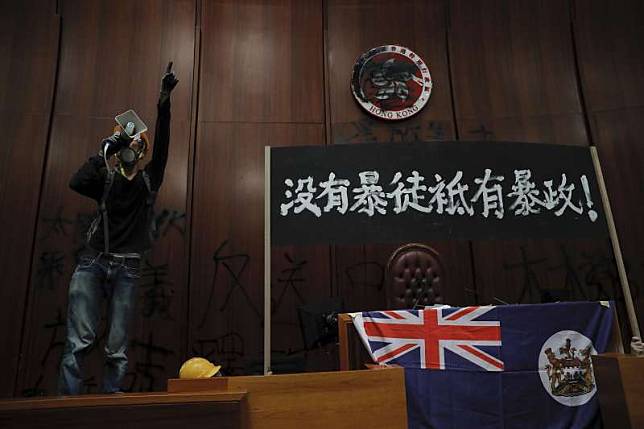 香港反送中：示威群眾衝進立法會（AP）