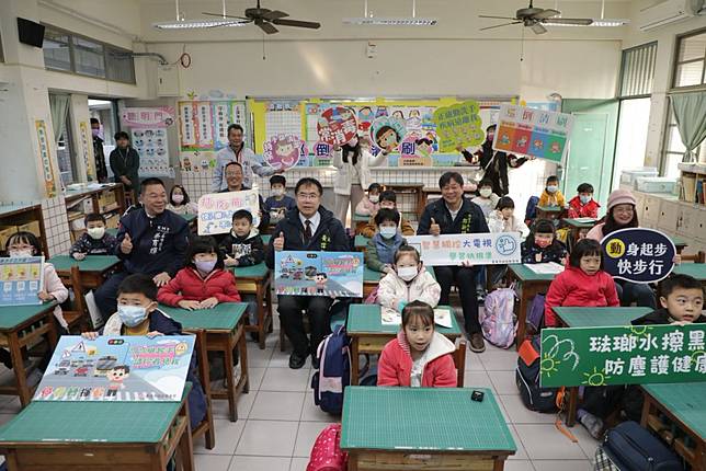 開學首日，市長黃偉哲前進校園宣導流感防疫措施和正確洗手步驟等防疫措施，不忘提醒過馬路時應注意交通號誌，走行人穿越道確保安全。（市府提供）