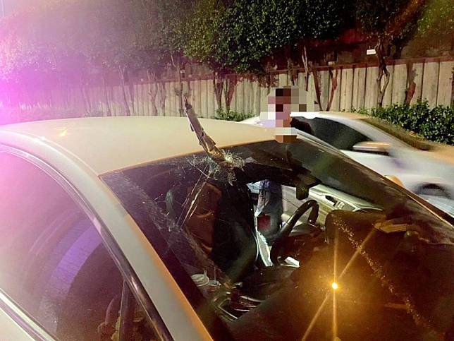 國道行進中車輛前擋風玻璃突遭鐵條擊中致車損。（記者陸瓊娟翻攝）