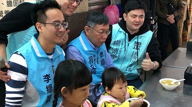 身兼台灣民眾黨主席的台北市長柯文哲，為郭家軍新北市立委候選人李縉穎掃街造勢。