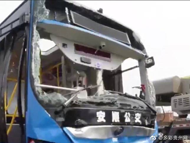 中國貴州衝撞進水庫的公車已打撈上岸，這起意外造成21人死亡。   多彩貴州網