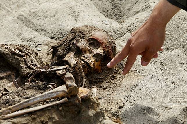 2011年，考古團隊在秘魯挖掘出土被犧牲的兒童骸骨之一。（湯森路透）