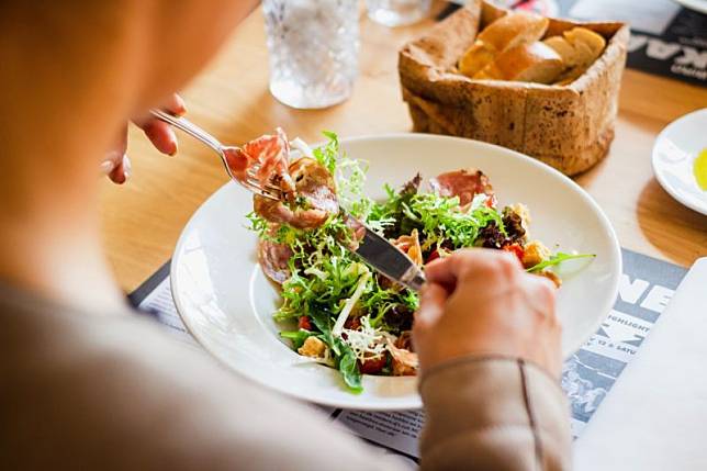 一個人餐廳吃飯內用很尷尬？內行人曝優勢：其實很享受