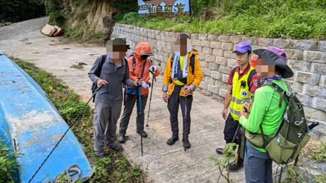 一支9人登山隊在石門水庫山區遇虎頭蜂攻擊。桃園消防局提供