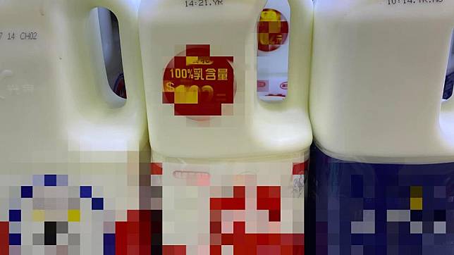 市面上販售的鮮奶，有些標榜「乳含量達百分百」。（圖／翻攝自爆廢公社臉書）