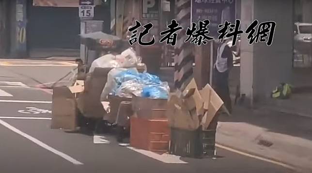 電動代步車車尾接了一長串資源回收物品，宛如電玩遊戲「貪食蛇」真實上演。圖：翻攝自記者爆料網