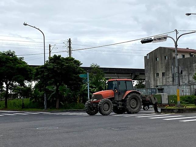 大型無牌耕耘機馳騁在宜蘭市中山路上