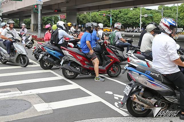 「騎乘機車，也許是衡量負擔的不得已選擇，也可能只是因為方便。但台灣地小車多，路邊又常停滿各式車輛拒馬板凳花盆，更增添機車上路風險。」（陳明仁攝）