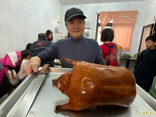 基隆市有家無菜單料理的無名烤鴨店，因為本報報導而爆紅，烤鴨店老闆陳平良發起捐助獎學金幫助武崙國中學生。(資料照，記者俞肇福攝)