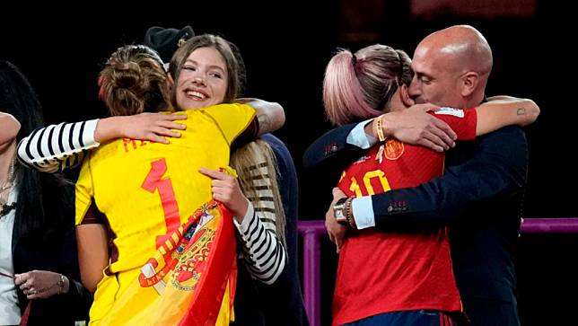 西班牙足協會主席盧比雷亞斯（Luis Rubiales）強吻女球員。美聯社