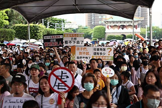 中華民國兒童權益促進協會27日號召民眾走上凱道參與護兒集會，現場提出四點訴求，許多民眾舉著自製標語、手牌到場聲援。（中央社）