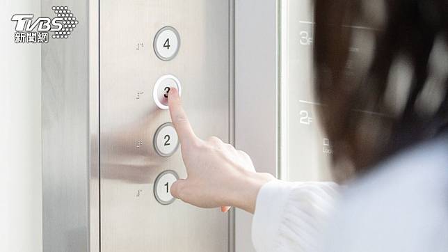 陸女在日本搭電梯，卻被日本人的一個舉動嚇壞。(示意圖／達志影像Shutterstock)