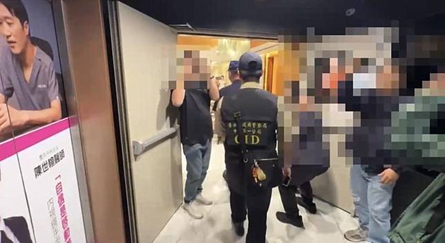 位於台北車站附近的聖宜診所站前店，遭消費者指控在私密處療程診間裝設錄影設備，北市警方今日已進場搜索。（翻攝畫面）