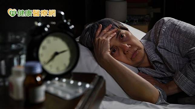 台灣成年人失眠症狀盛行率23.5%，其中慢性失眠（失眠症狀持續三個月以上）的盛行率為6.7%。