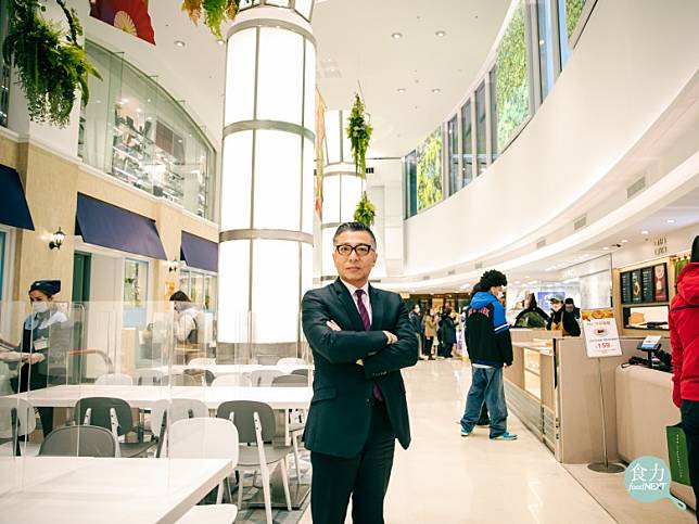 在SOGO待了30年的百貨老將李景銘，2019年接下忠孝店店長，如何和千禧世代接軌就是首要任務。