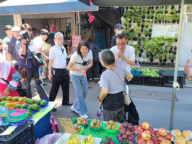 台北市副市長李四川陪立委王鴻薇掃街。(記者何玉華攝)