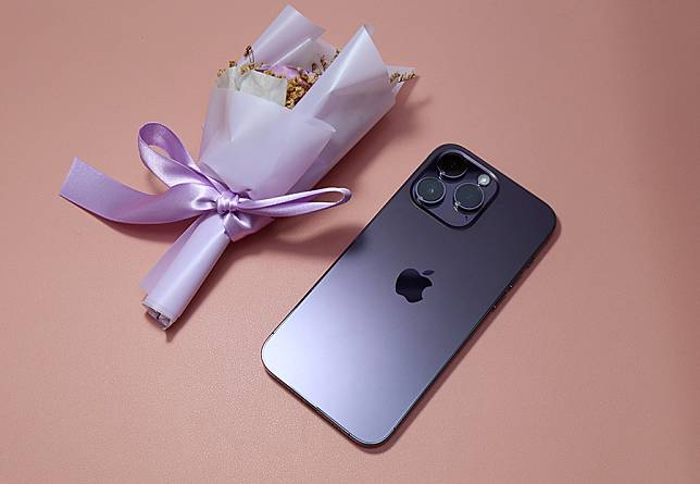 iPhone 14 Pro Max 深紫色非常嬌美，相信許多女性朋友們都會喜愛這次的配色！