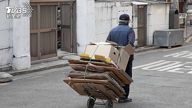 南韓一名拾荒老人心繫跟自己一樣貧困的人，選擇將生前所有積蓄捐出。（示意圖／達志影像Shutterstock）