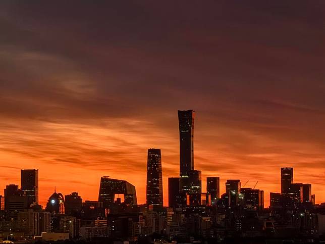 This photo taken with a mobile phone shows the skyline during the early morning in Beijing, capital of China, Oct. 19, 2024. (Xinhua/Tu Ming)