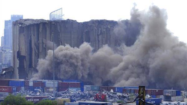 貝魯特港的穀物筒倉北面結構31日垮下。美聯社