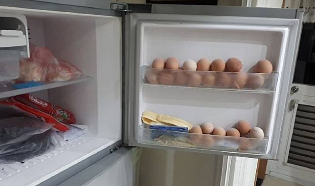 ▲一名網友在臉書社團「爆怨公社」貼文表示，他阿嬤把雞蛋拿去「冷凍庫」冰，讓他相當傻眼又不解，而內行一看隨即揭密。（圖／翻攝自臉書社團「爆怨公社」）