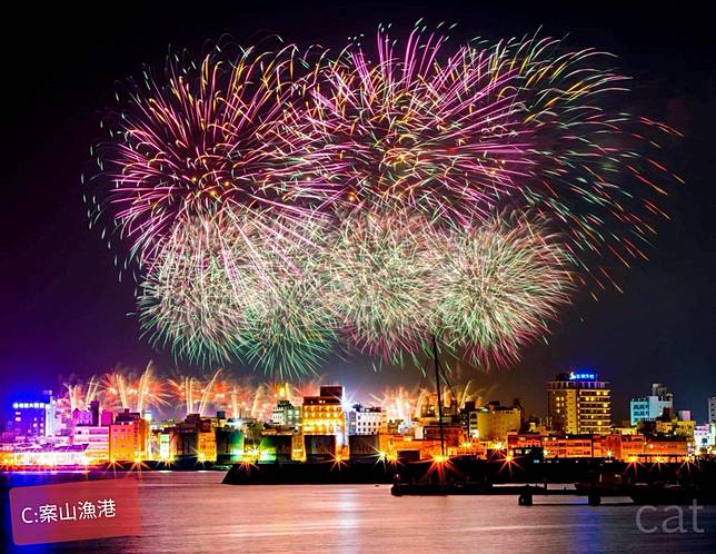 就在第三漁港附近的案山漁港，可以捕捉到璀璨煙火在城市夜景的上空點亮的美景。（圖片提供/澎湖縣政府）