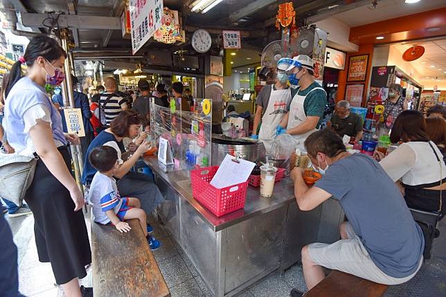 24日擬放寬同住親友在外用餐不用隔板、梅花座，台北市長柯文哲認為應以有無施打疫苗區分，陳時中反問「現18歲以下都不能打疫苗，小孩只能跟家長分開坐嗎？」（資料照片／蔣銀珊攝）