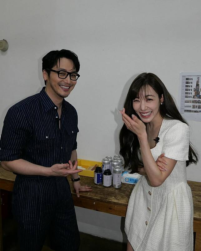 Tiffany（右）與卞約漢已登記結婚。翻攝IG@tiffanyyoungofficial