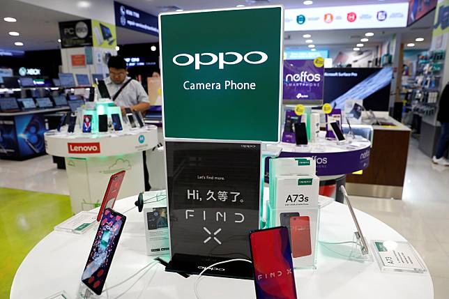 Oppo smartphones are displayed in a shop in Singapore August 8, 2018. Photo: Reuters