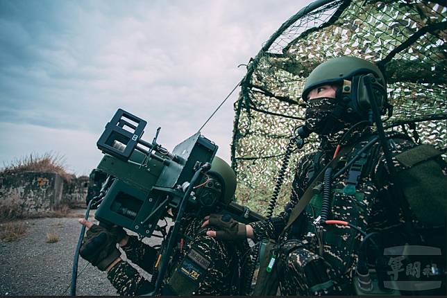 本島南部的第四作戰區，由海軍陸戰隊防警群實施防空作戰課目演練，官兵模擬發射DMS雙聯裝刺針飛彈，對空中目標實施射擊。(圖：軍聞社提供)