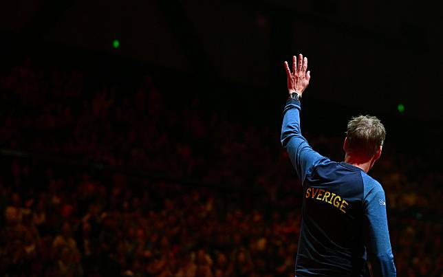 Coach Jorgen Persson of Sweden greets the audience while leaving the court after the men's singles quarterfinal match between Truls Moregard of Sweden and Xiang Peng of China at 2024 World Table Tennis (WTT) China Smash in Beijing, China, Oct. 4, 2024. (Xinhua/Tao Xiyi)