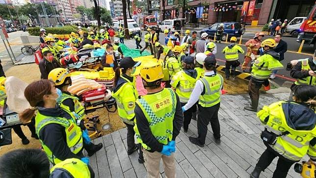 台中新光三越氣爆，消防局出動大批人力到場救援。翻攝台中市消防局臉書