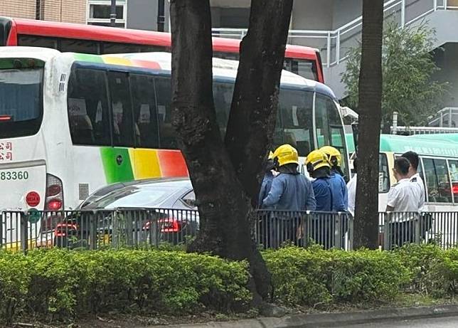 涉事Tesla電動車停在快線上。