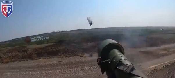 烏克蘭士兵以肩射防空飛彈擊落俄軍飛行器。(圖擷取自推特)